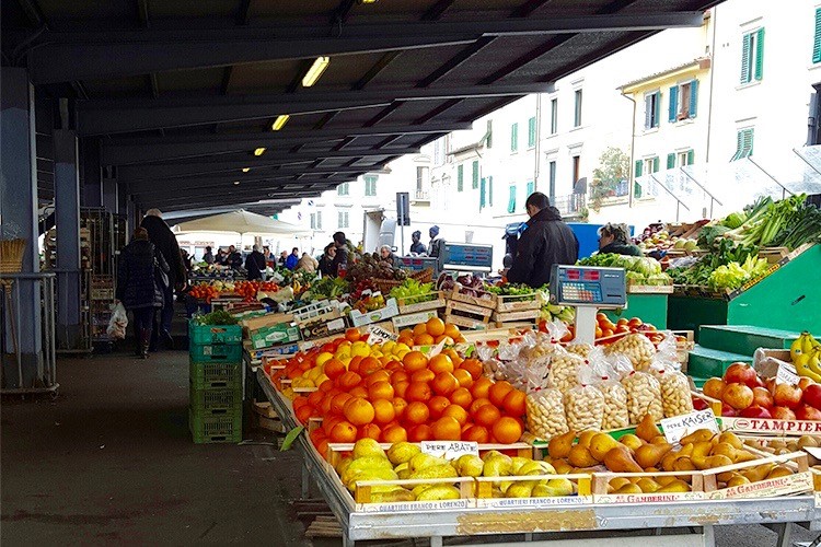 Sant'Ambrogio market, photo by Leanora Karnath